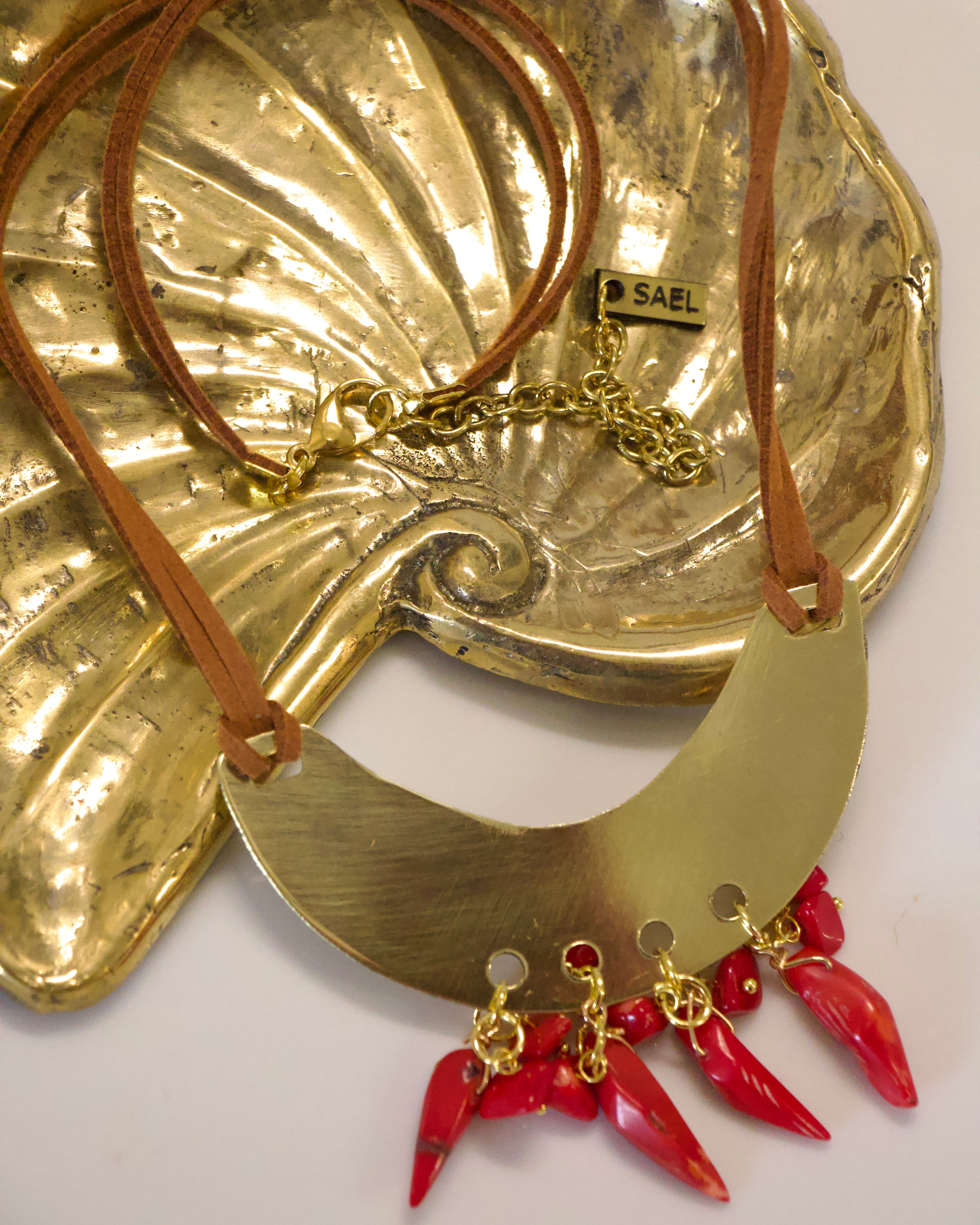 Collar media luna y corales