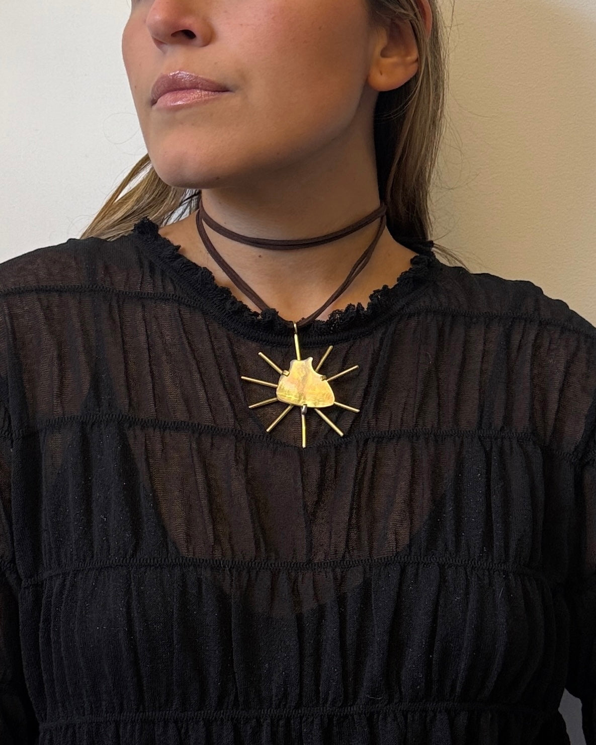 Collar sol bronce con centro en nácar