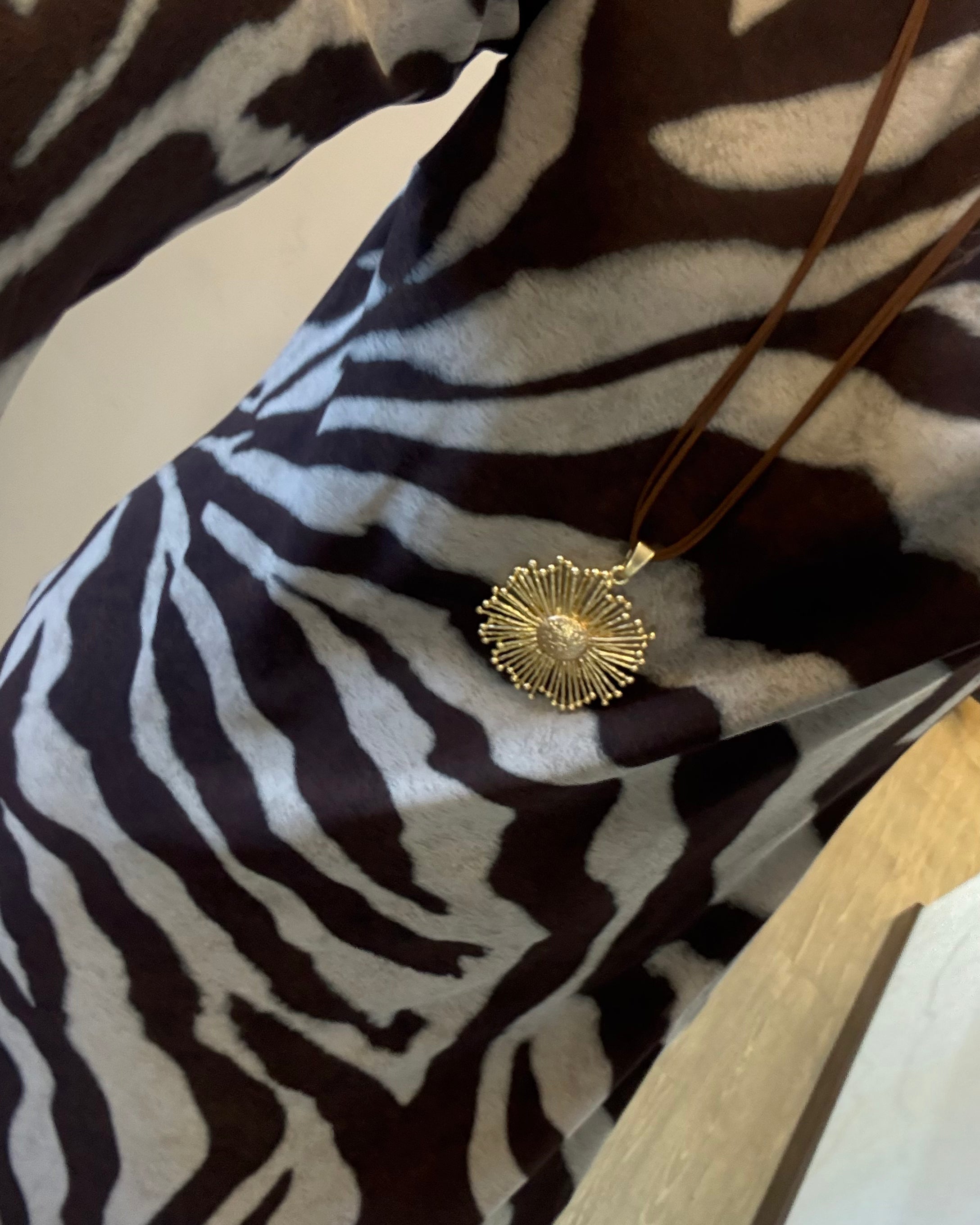 Collar sol bronce mate