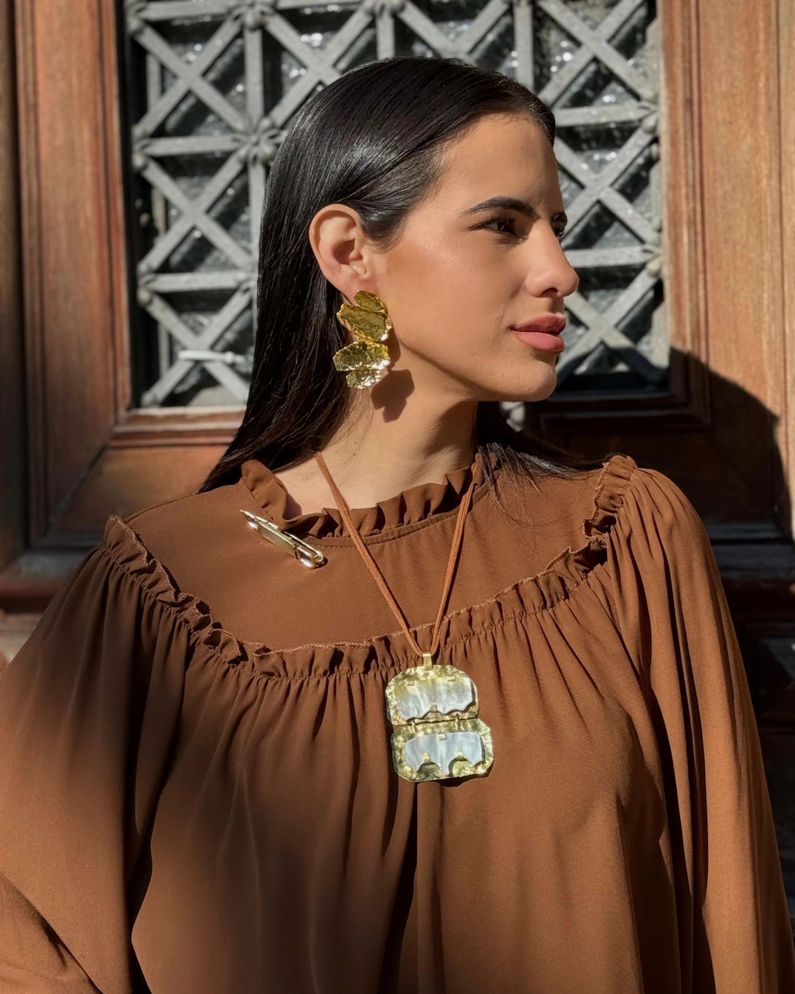 Collar doble nácar engarzado en bronce martillado