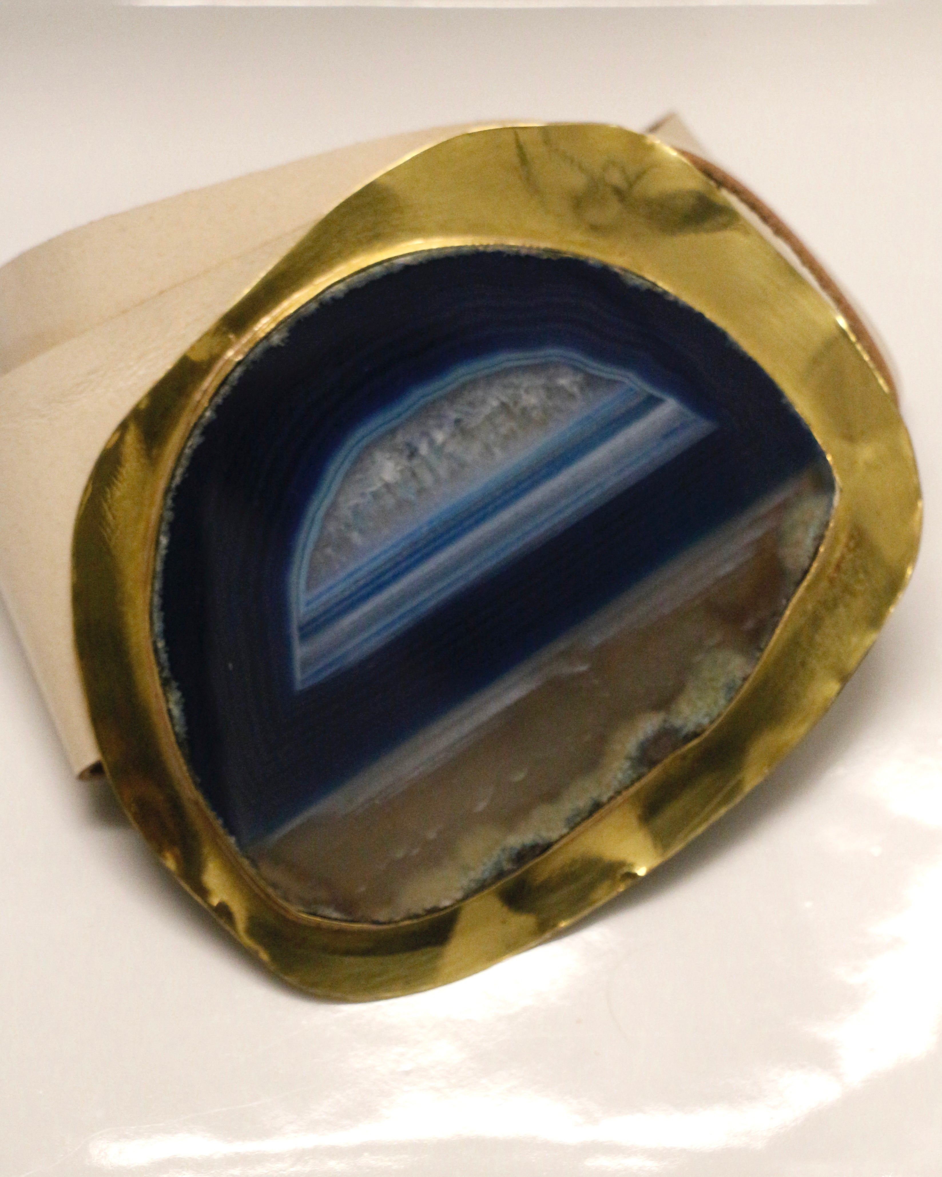 Cinto hebilla en ágata natural en tonos azules engarzada en bronce