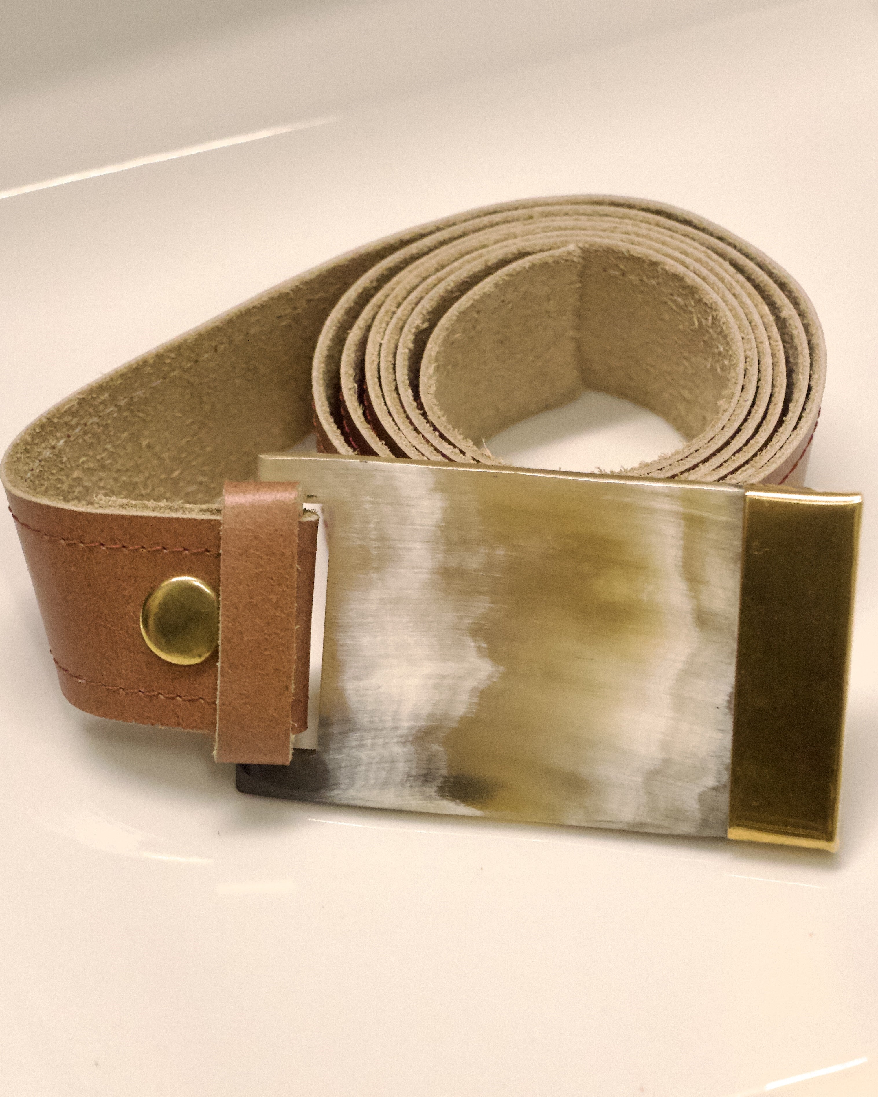 Hebilla en guampa engarzada en bronce con cuero marrón