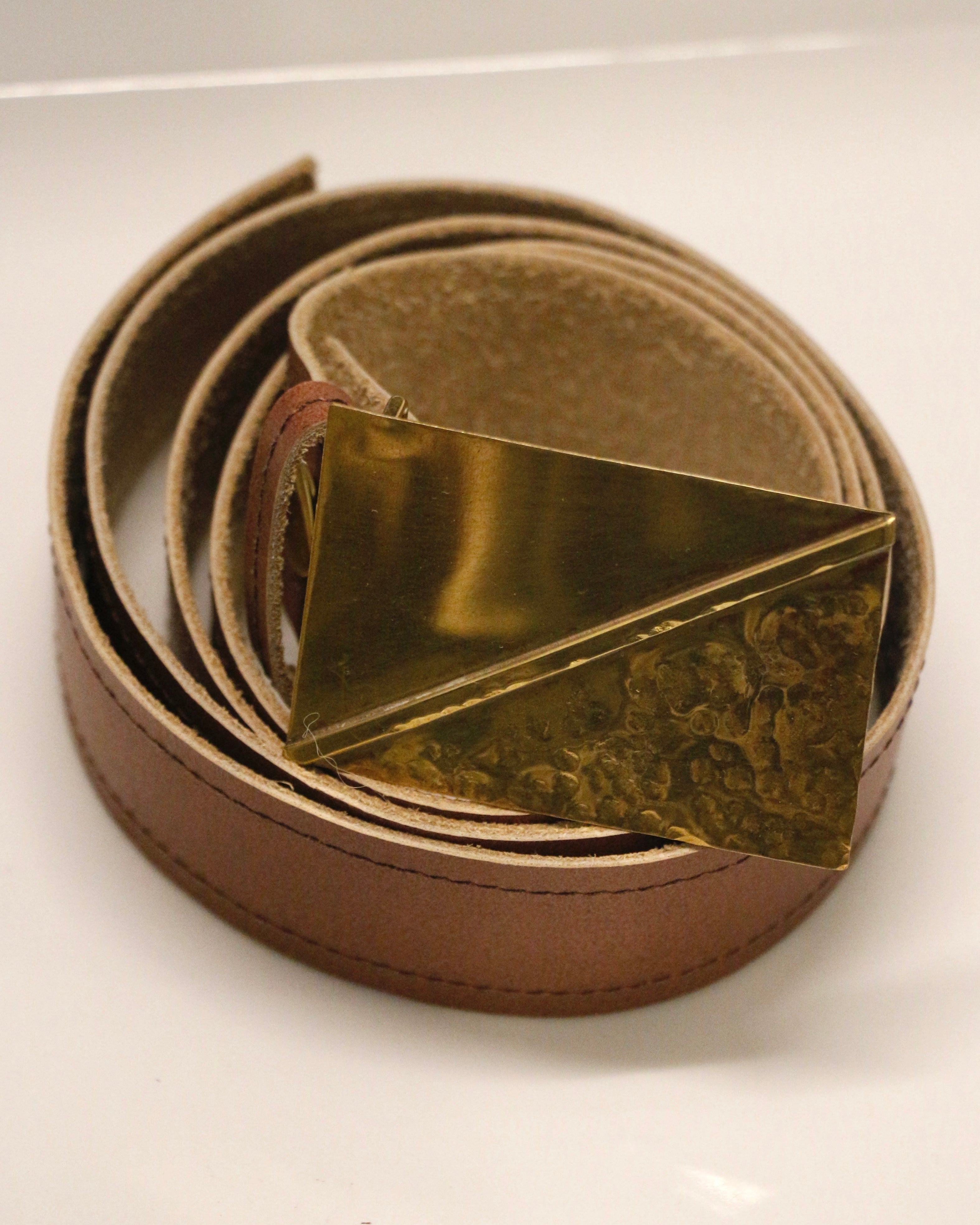 Cinto hebilla en bronce con cuero marrón